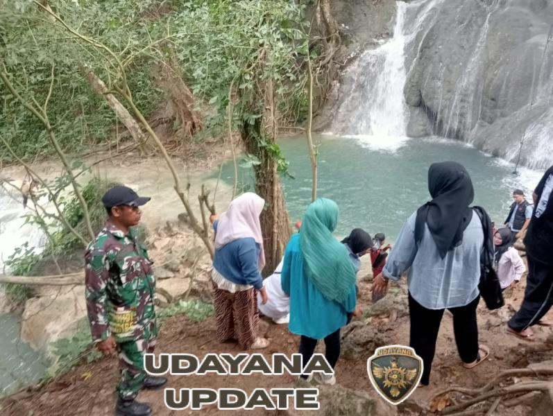 Babinsa Beru Dampingi Kunjungan Wisata Ibu Dandim dan Dispora KSB di Air Terjun Kalela
