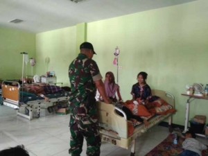 Sentuhan Kepedulian Babinsa, Jenguk Warga Nowa yang Tengah Sakit