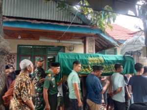 Danramil Kempo Hadiri Pemakaman Tokoh Masyarakat Desa Kempo