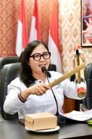 Bunda Rai Tinjau Inovasi Pengolahan Sampah Plastik Jadi BBM di Desa Denbantas