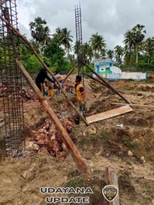 Babinsa Batutua Lanjutkan Pekerjaan Pondasi dan Tiang KDKMP Oebatu