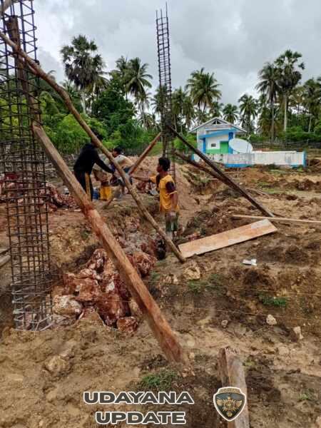 Babinsa Batutua Lanjutkan Pekerjaan Pondasi dan Tiang KDKMP Oebatu
