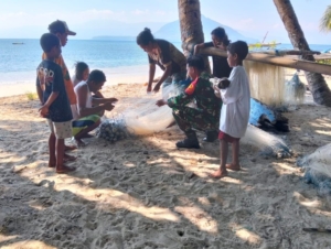 Babinsa Desa Bagang Laksanakan Komsos Bersama Warga Nelayan