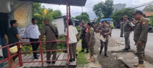 Babinsa Oebobo Dampingi Penertiban Material Bangunan Trotoar