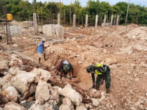 Babinsa Koramil 1627-01/Baa Awasi Pekerjaan Pondasi KDKMP Desa Kuli