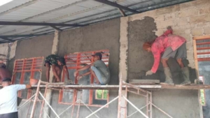 Plester Tembok Luar Digenjot, Satgas TMMD Kodim 1618/TTU Percepat Progres Ruang Kelas Baru