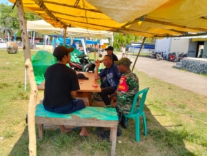 Babinsa Jereweh Gelar Patroli Wilayah dan Komsos Bersama Warga Desa Goa