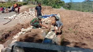 Gotong Royong TNI dan Warga Warnai Pra TMMD ke-127 di Desa Sunkaen