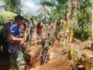 Dari Desa Werang, Semangat Gotong Royong Satgas TMMD Perkuat Kesehatan Lingkungan