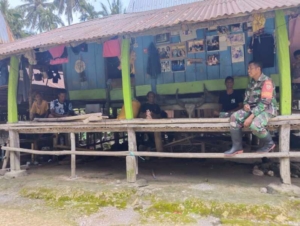 Babinsa Koramil 02/Walakaka Komsos Bersama Warga Desa Laboya Bawa