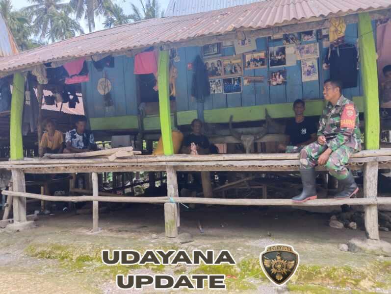 Babinsa Koramil 02/Walakaka Komsos Bersama Warga Desa Laboya Bawa