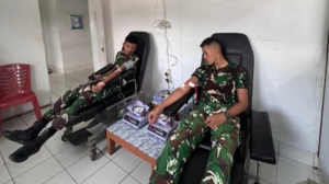 Yonarmed 12 Kostrad Donor Darah Selamatkan Warga Perbatasan