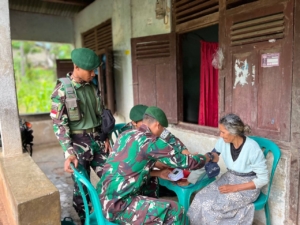 Susuri Jalan Demi Kesehatan, Satgas Pamtas Yonarhanud 2 Kostrad Beri Layanan Kesehatan Keliling