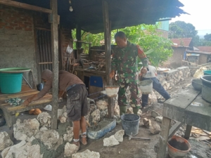 Wujud Kepedulian TNI, Babinsa Apui Gotong Royong Bersama Warga