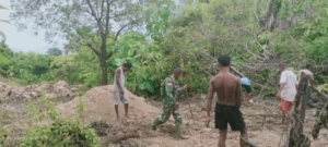 Babinsa Pantai Baru Kawal Distribusi Material KDKMP Lakamoka