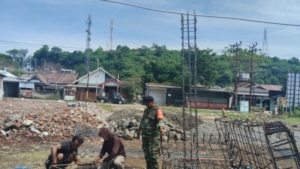Babinsa Bukit Damai Dampingi Pengerjaan KDKMP untuk Percepatan Pembangunan