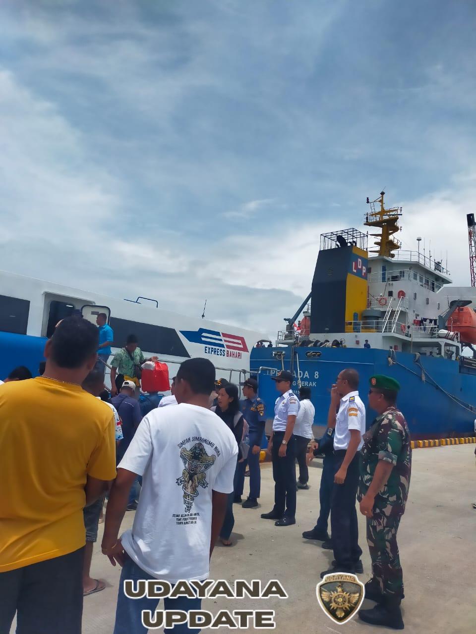 Piket Koramil 1627-01/Ba’a Pantau Kedatangan dan Keberangkatan Kapal Express Bahari 8E