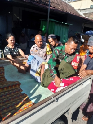 Babinsa Cakra Selatan Antar Lansia Lumpuh Jalani Terapi