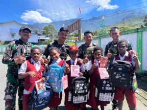 Satgas Yonif 743/PSY Bagikan Perlengkapan Sekolah bagi Anak-anak di Kampung Pruleme