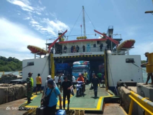 Babinsa Jajaran Kodim 1627/Rote Ndao Amankan Aktivitas Bongkar Muat di Pelabuhan Pantai Baru