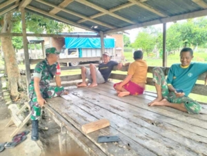 Babinsa Tanju Gelar Komsos dan Monitoring Wilayah di Dusun Puncak