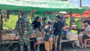 Pastikan Harga Stabil, Babinsa Koramil 04/Tabundung Cek Sembako di Pasar Mingguan