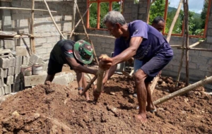 Cangkul dan Sekop Bergerak Seirama, Satgas TMMD Kodim 1618/TTU dan Warga Ratakan Harapan di Perbatasan