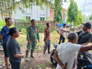Babinsa Tana Duen Komsos Bersama Pokmas Bahas Pengembangan Pantai Bolawolon