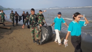 Kodim 1630/Mabar dan Forkopimda Gelar Karya Bhakti Bersihkan Pesisir Pantai Labuan Bajo