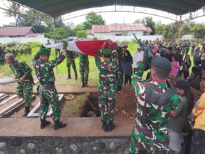 Upacara Militer Iringi Pemakaman Kasdim 1621/TTS di TMP Seroja Haliwen