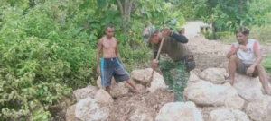Babinsa Pantai Baru Pantau Pembangunan KDKMP di Desa Lakamola