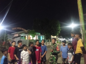 Babinsa Jereweh Patroli Malam, Ingatkan Pemuda Jaga Keamanan Lingkungan
