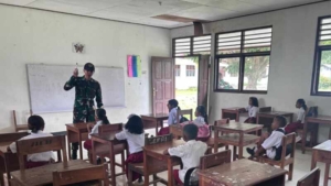 Satgas Pamtas Yonarmed 12 Kostrad Kenalkan Dasar Komputer bagi Siswa Perbatasan