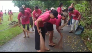 Sambut Gerakan Kulkul PKK, Babinsa Patas Gelar Gotong Royong Kebersihan di Areal Pura Dalem