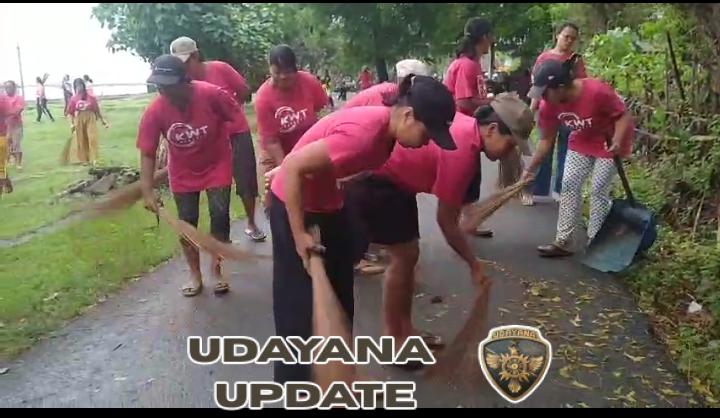 Sambut Gerakan Kulkul PKK, Babinsa Patas Gelar Gotong Royong Kebersihan di Areal Pura Dalem