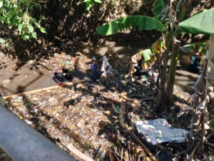 Cegah Banjir dan Luapan Air, Babinsa Serongga Dukung Karya Bhakti Bersihkan Irigasi