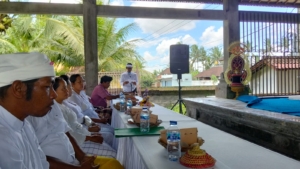 Babinsa Bedulu Hadiri Pengukuhan Bendesa Adat Taman, Wujud Dukungan Pelestarian Adat