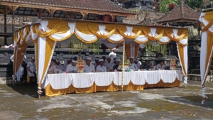 Babinsa Dapdap Putih Koramil 1609-07/Busungbiu Kawal Pengukuhan Bendesa Adat Munduk Tengah Masa Bakti 2026-2031
