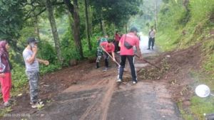 Giat gotong royong Babinsa Koramil 1609-02/Kubutambahan hadir bersama perangkat Desa dan bersama warga Desa Bontihing