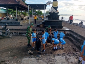 Danramil 1616-01/Gianyar Pimpin Aksi Bersih Pantai Lebih, Wujud Nyata Kepedulian TNI terhadap Lingkungan