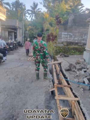 Babinsa Kayuputih Bersama Warga Bolangan Gotong Royong Perbaiki Saluran Air