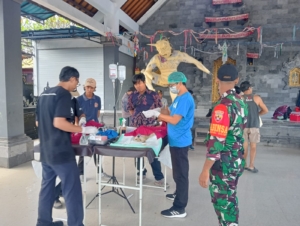 Babinsa Koramil Nusa Penida Dampingi Vaksinasi Rabies Di Dusun Sebunibus