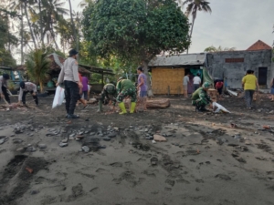 Babinsa Banyuning Pimpin Aksi Bersih Pantai Kubujati, Wujud Nyata Peduli Lingkungan