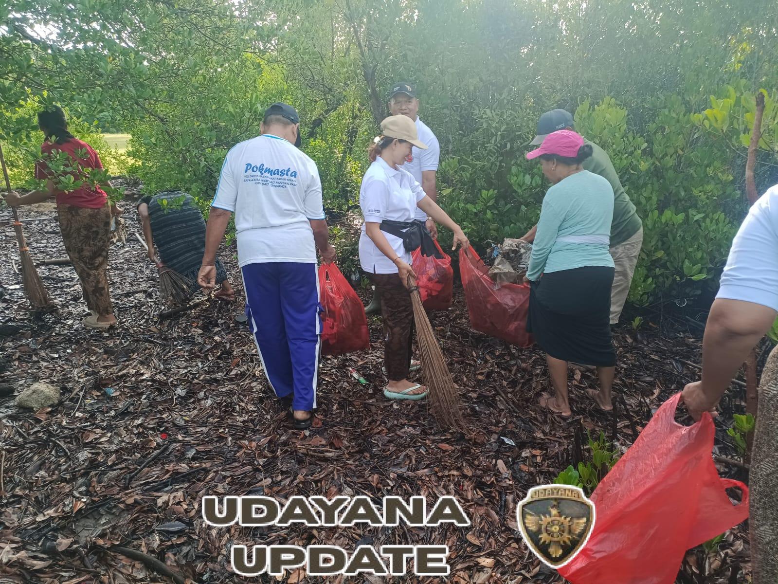 Sinergi TNI dan Masyarakat, Babinsa Pejarakan Ikuti Aksi Bersih Pantai Serentak di Pasir Putih