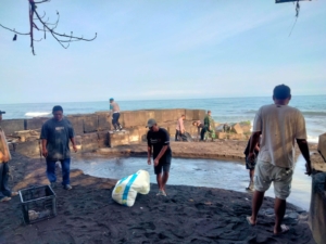 Sinergi TNI–Polri dan Pemerintah Kecamatan Sawan Gelar Gerakan Bersih Pantai di Desa Sangsit