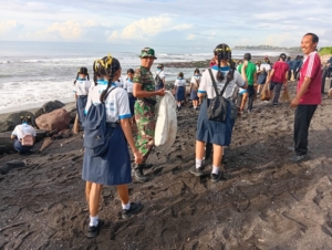 Cuaca Ekstrem Picu Tumpukan Sampah, Koramil 1616-05/Sukawati Pimpin Karya Bakti di Pantai Purnama