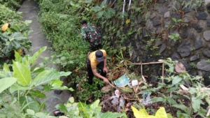 Koramil 1609-05/Sukasada Dukung Gerakan Jumat Bersih di Sungai Bantang Banua