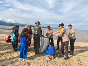 Implementasi Pembinaan Teritorial, TNI Bersama Forkopimcam Buer Gelar Aksi Bersih Pantai Mutiara