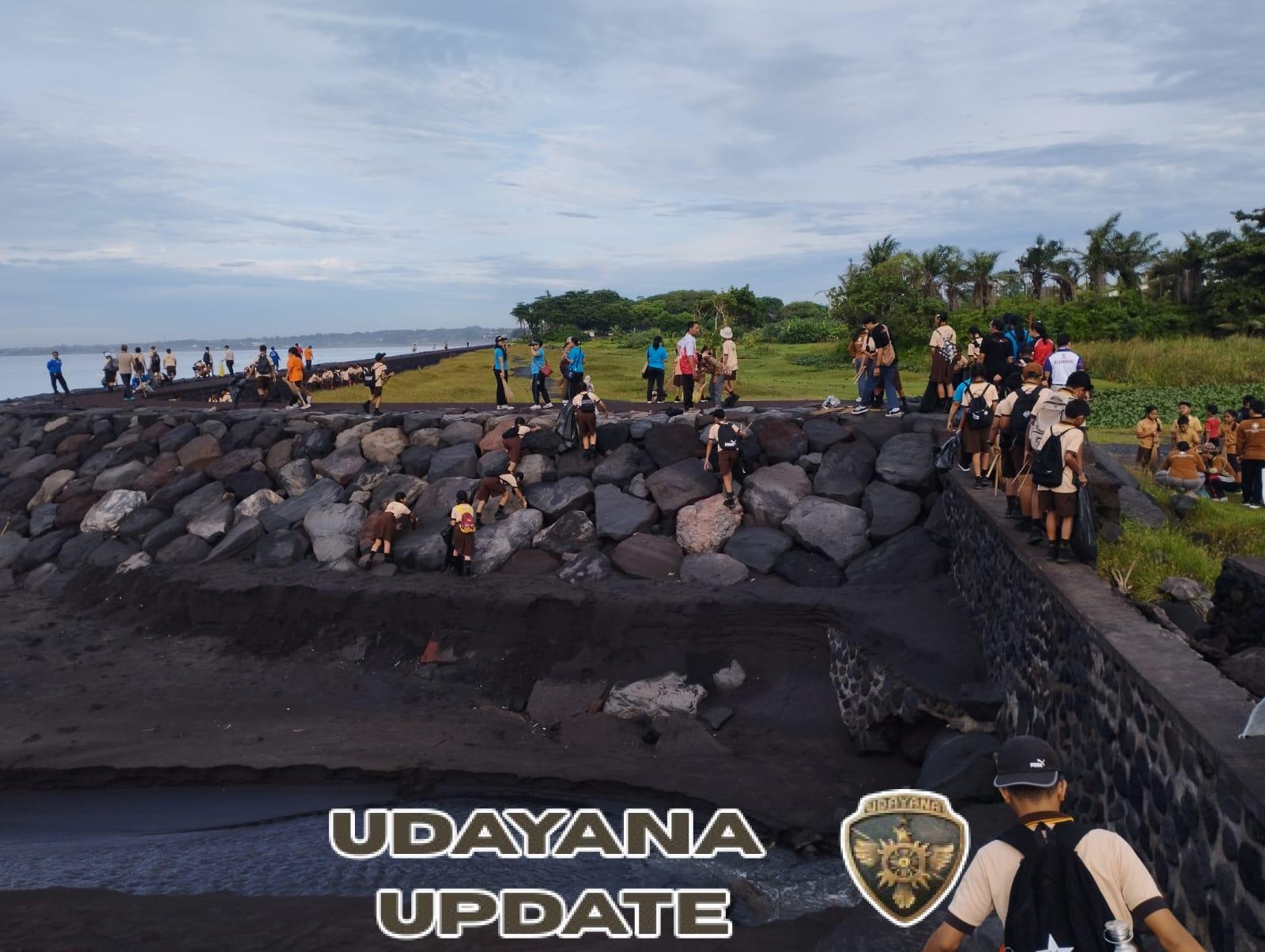 TNI Polri Bersama Berbagai Pihak Di Kecamatan Banjarangkan Gelar Aksi Bersih Pantai