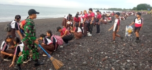 TNI Polri Dan Petugas Gabungan Karya Bhakti Aksi Bersih Sampah Sepanjang Pantai Wilayah Kecamatan Dawan